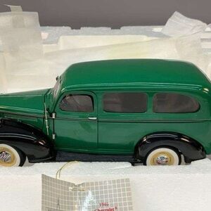 Franklin Mint Precision Models 1946 Chevrolet Suburban (NIB) with Accessories